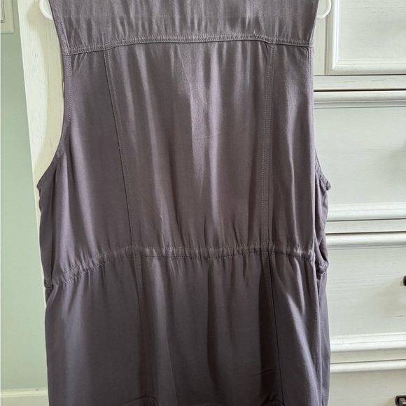 Gray Sleeveless Button-Up Vest - Picture 2 of 2